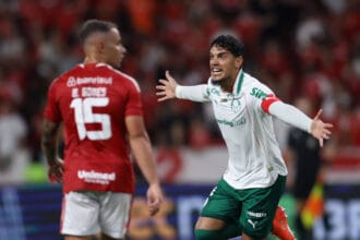Palmeiras vence internacional e alcança liderança do brasileirão