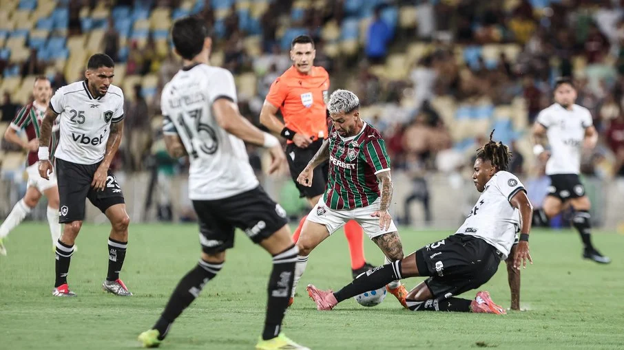 Golaço de ‘chapéu e cabeça’ de lucho acosta garante vitória