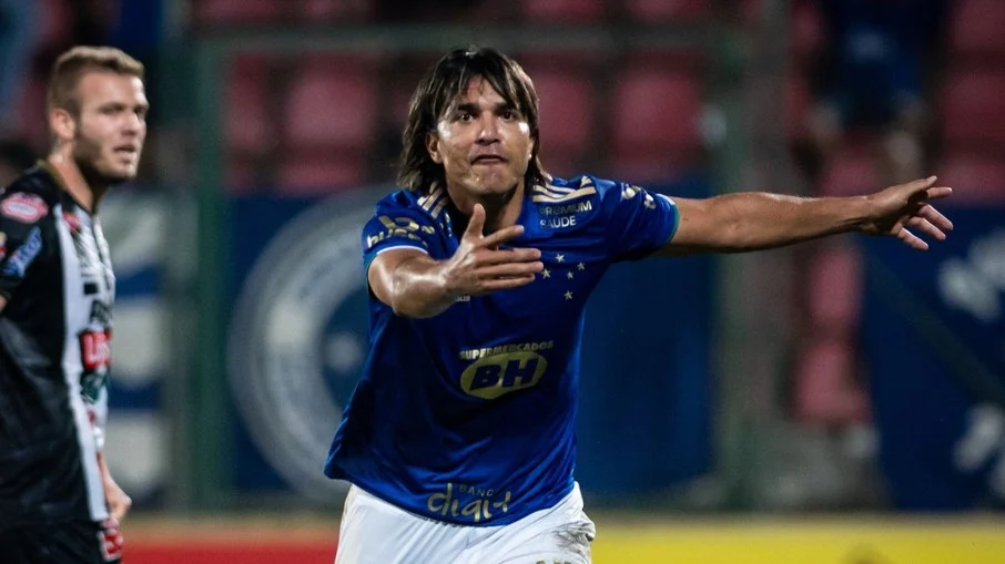 Ídolo do cruzeiro, marcelo moreno choca fãs e anuncia volta
