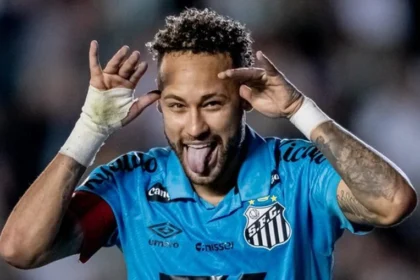 Neymar, recuperado de lesão no joelho, celebra o carnaval com