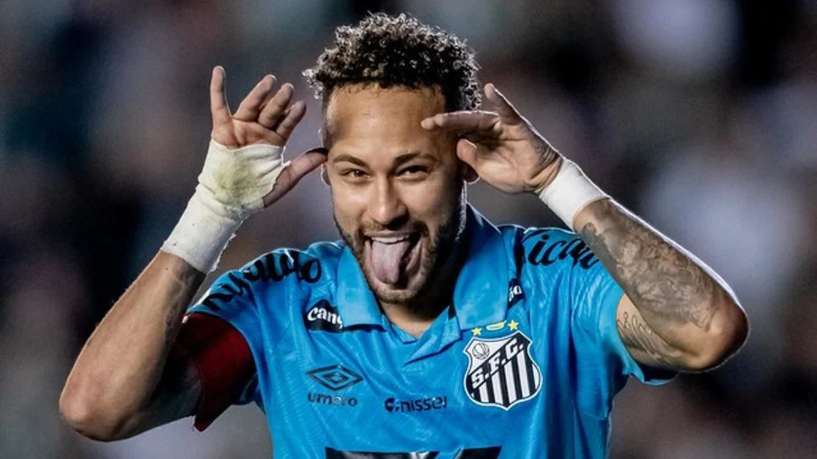 Neymar, recuperado de lesão no joelho, celebra o carnaval com
