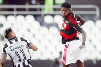 Flamengo sai na frente do botafogo com gol de paquetá