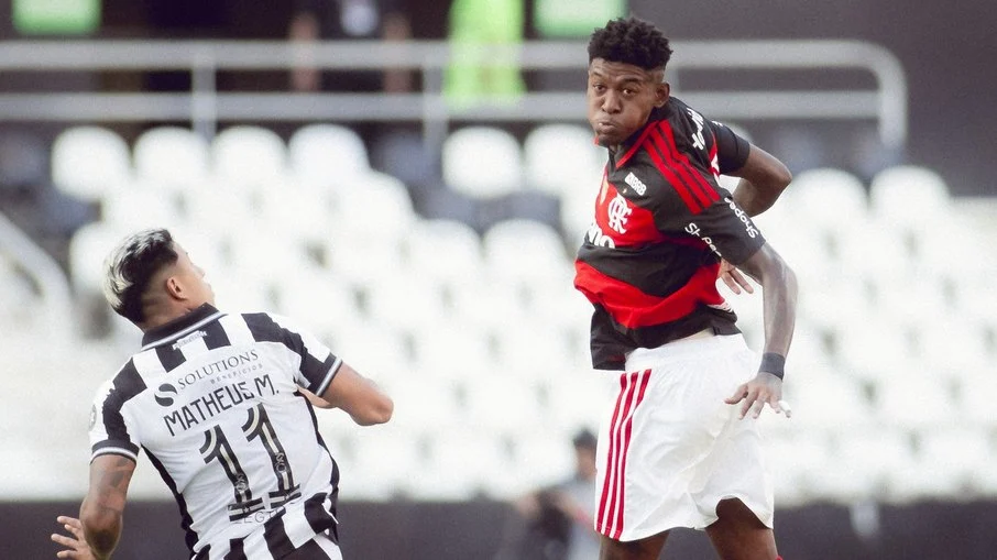 Flamengo sai na frente do botafogo com gol de paquetá