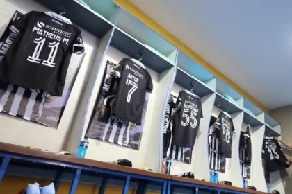 Botafogo adota tática inovadora sem camisa 9 para desafiar altitude