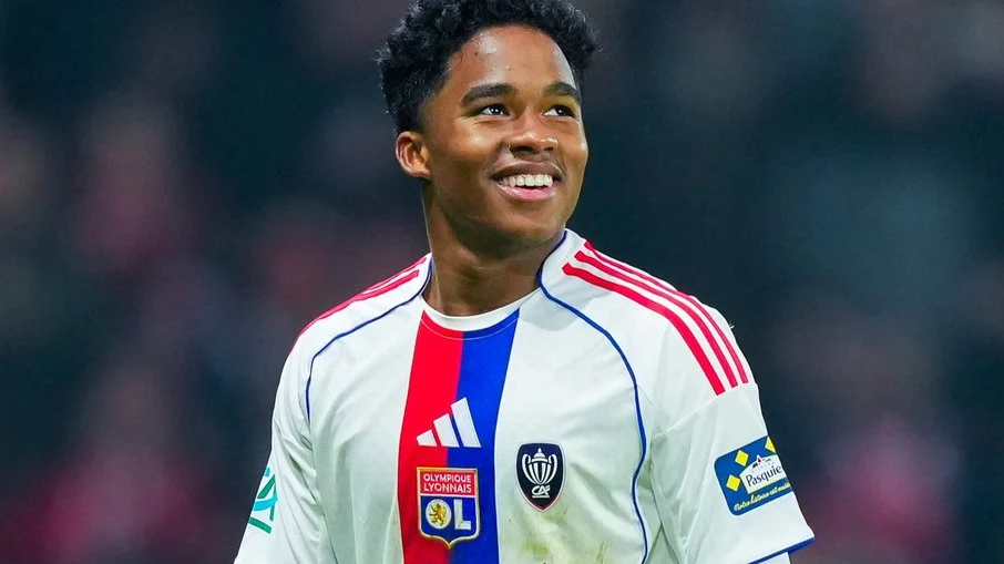 Endrick assume liderança no lyon: viraliza cobrando atrasos, brilha com