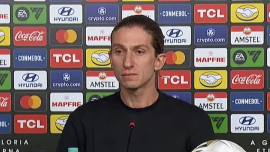 Filipe luís causa revolta na torcida do flamengo após posicionamento