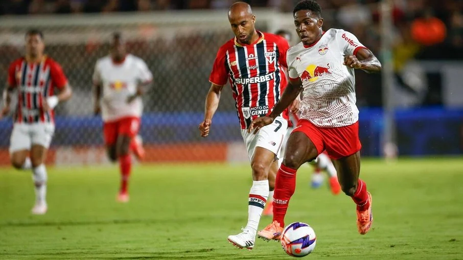 São paulo vence bragantino por 2 a 1 em bragança