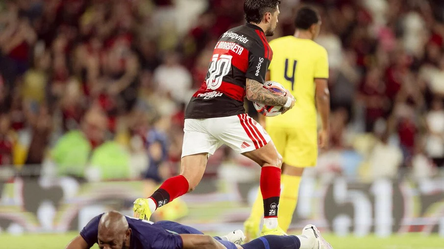 Flamengo vence madureira por 3 a 0 no maracanã, abre