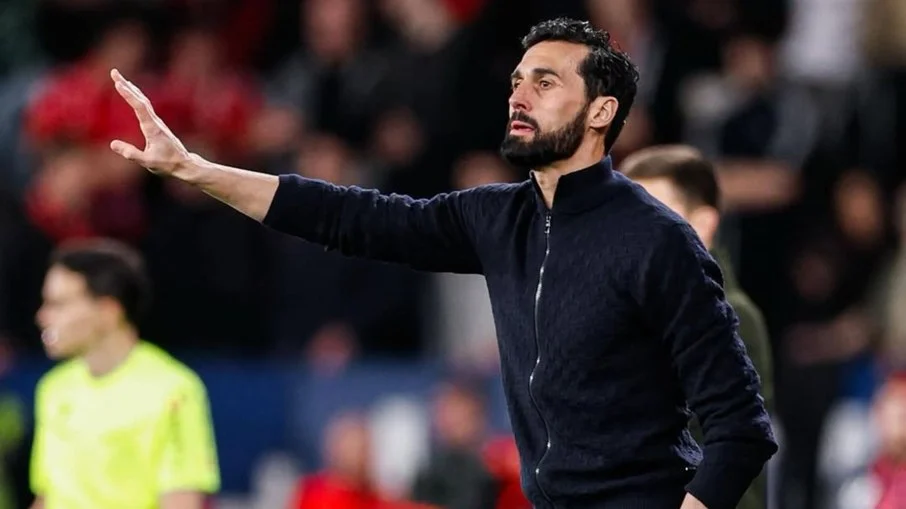 Técnico do real madrid, arbeloa, defende vini jr. E cobra