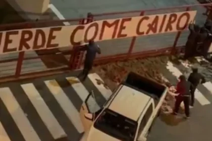 Torcida do torino despeja esterco em protesto radical no ct