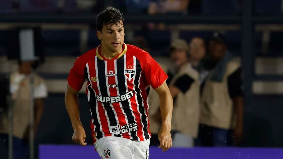 São paulo vence coritiba fora de casa, assume liderança provisória