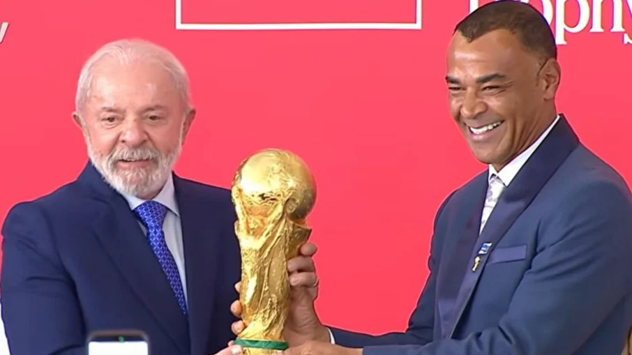 Tour da taça da copa do mundo em brasília: presidente