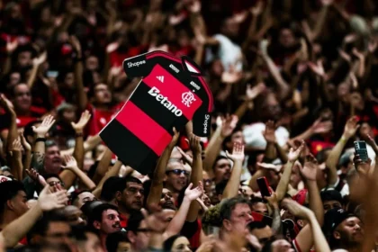 Torcida do flamengo inflama o maracanã com confiança na virada