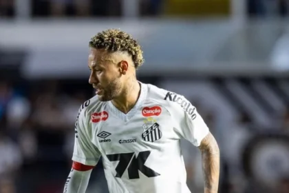 Neymar retorna de lesão, explode contra volante do vasco e