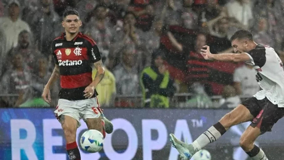 Ayrton lucas rebate críticas após vice da recopa e manda