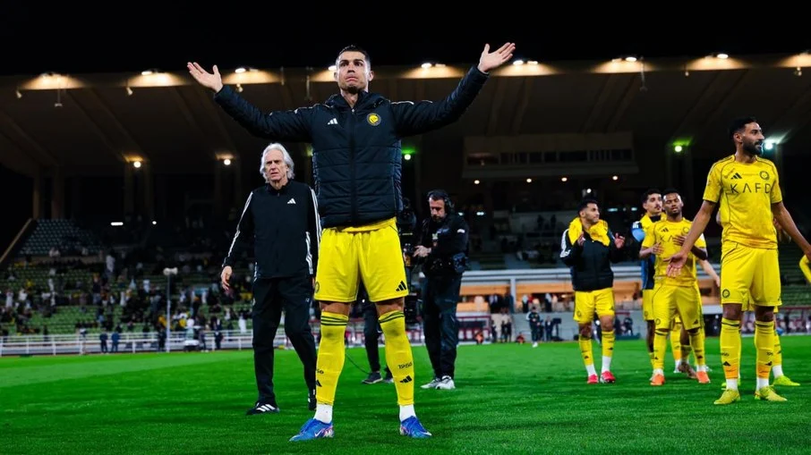 Cristiano ronaldo persegue o milésimo gol em jogo crucial do