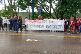 Torcida do flamengo explode em protesto no ninho do urubu: