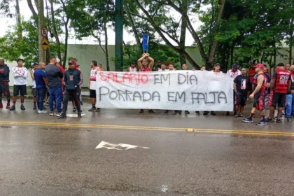 Torcida do flamengo explode em protesto no ninho do urubu: