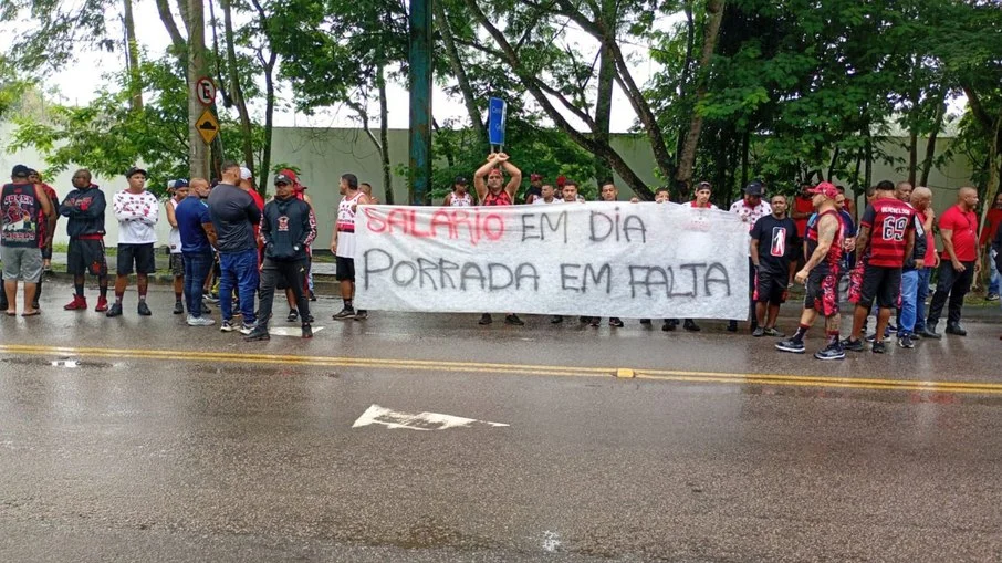 Torcida do flamengo explode em protesto no ninho do urubu: