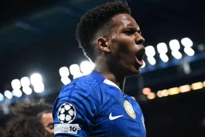 Estêvão retorna ao chelsea após licença no brasil para cuidar