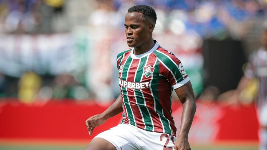 Revolta tricolor: torcida do fluminense detona jhon árias após palmeiras