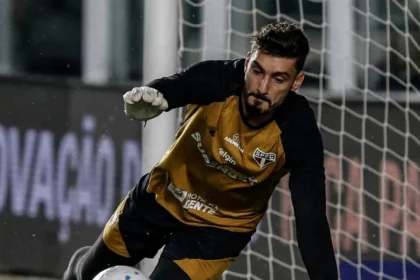 Santos em crise recebe são paulo embalado na vila belmiro