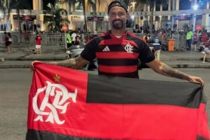 Polêmica no maracanã: goleiro bruno é tietado por torcedores do