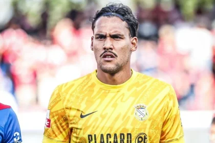 Ex atlético mg brilha em portugal: matheus mendes, goleiro do alverca, tem