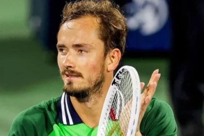 Ex número 1 daniil medvedev tem dia de fúria com raquete