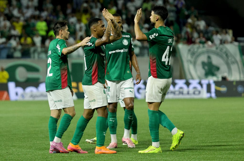 Palmeiras goleia vitória por 5 a 1 e conquista primeira