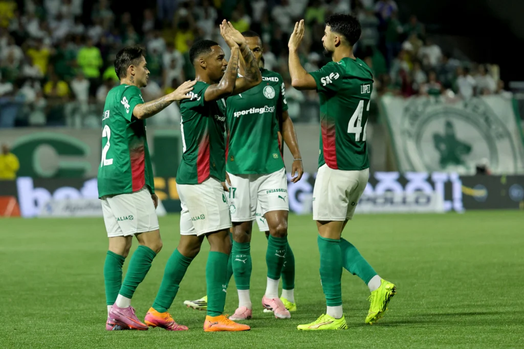 Palmeiras goleia vitória por 5 a 1 e conquista primeira