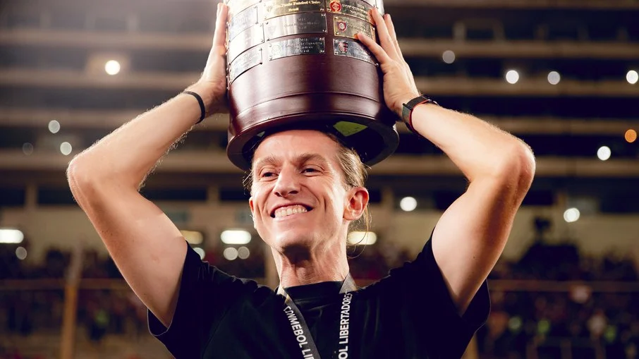 Absurdo inesperado: demissão de filipe luís no flamengo após goleada