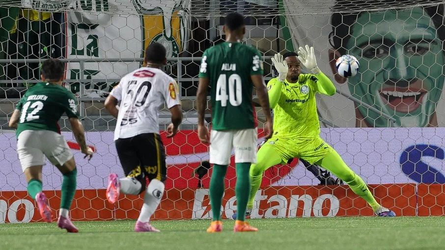 Carlos miguel celebra noite de herói no palmeiras com defesa