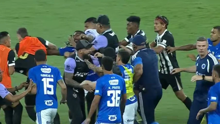 Clássico mineiro vira batalha campal: 23 jogadores expulsos em cruzeiro
