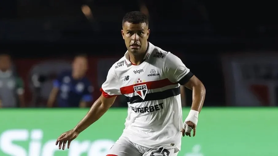 Alisson dispara indiretas enigmáticas após saída de crespo do são