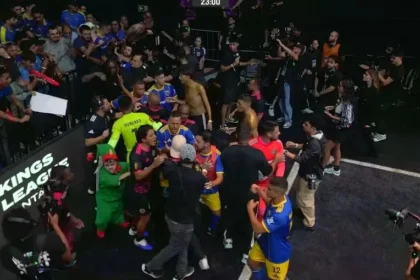 Voadora de presidente e briga generalizada marcam estreia da kings