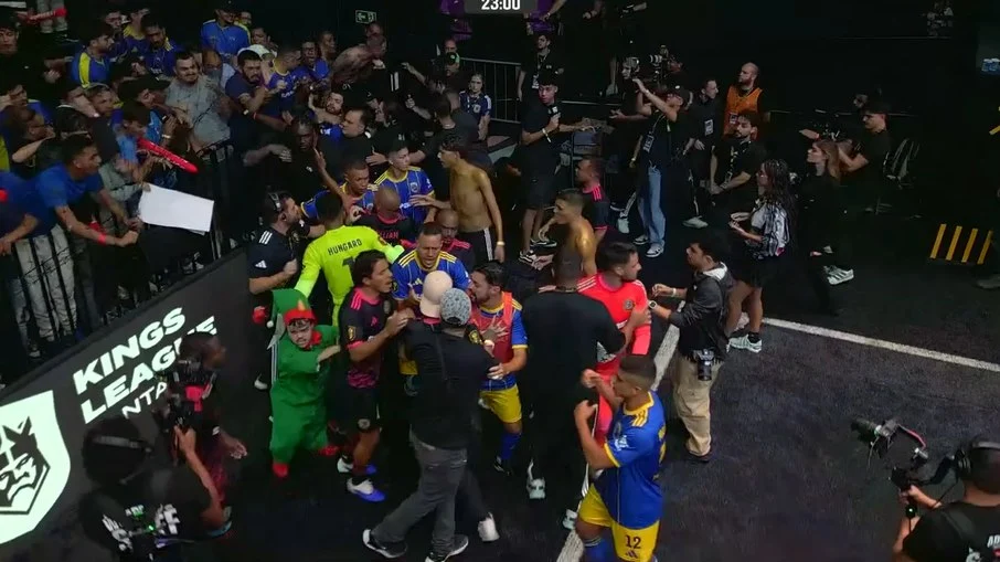 Voadora de presidente e briga generalizada marcam estreia da kings