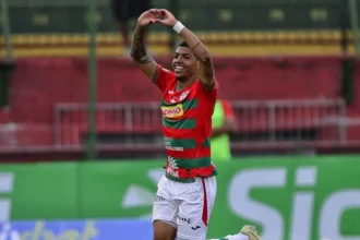 Maceió: o atacante da portuguesa que dominou pênaltis com batida