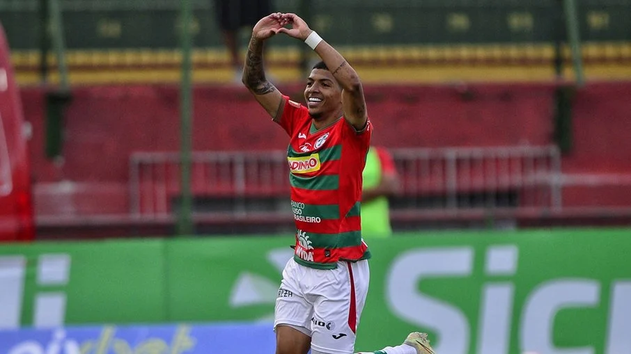 Maceió: o atacante da portuguesa que dominou pênaltis com batida