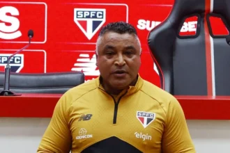 Torcida do são paulo se revolta com roger machado e