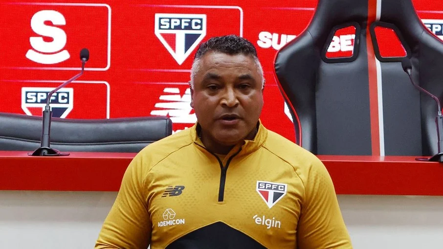 Torcida do são paulo se revolta com roger machado e
