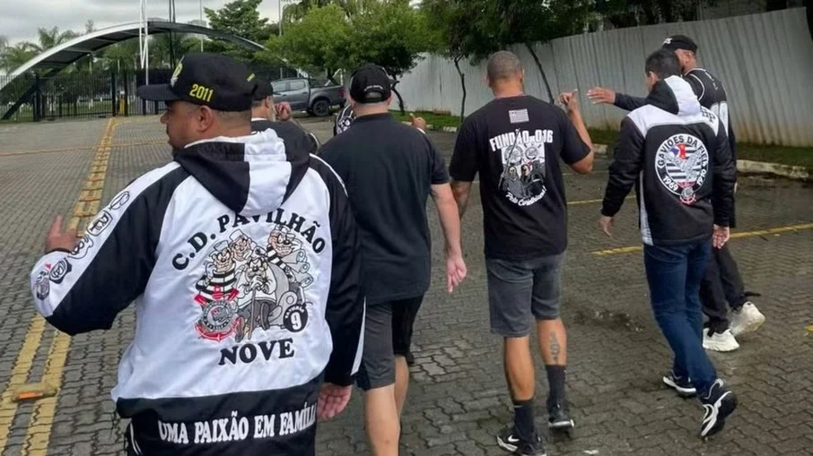 Torcidas organizadas do corinthians invadem ct joaquim grava e cobram