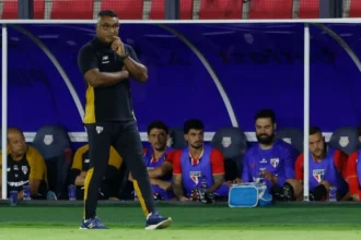 Roger machado rejeita foco exclusivo no brasileirão e detalha estratégia