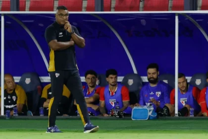 Roger machado rejeita foco exclusivo no brasileirão e detalha estratégia