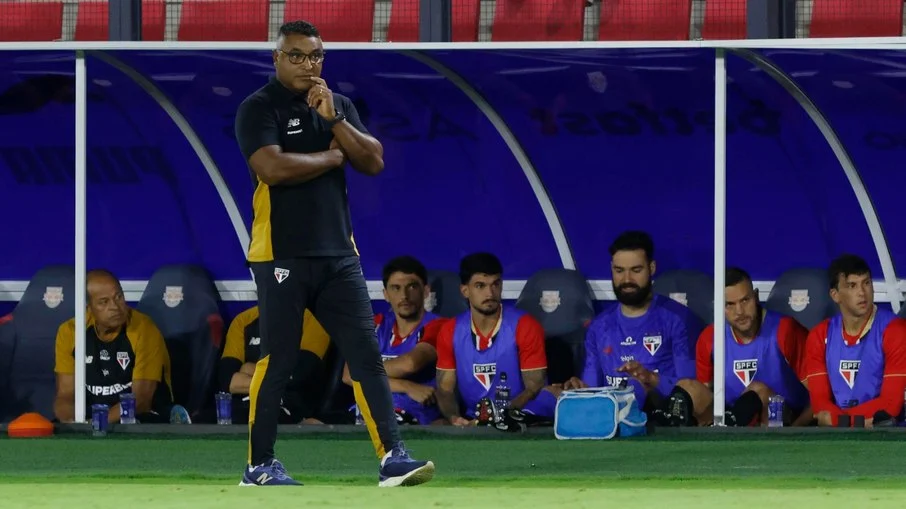 Roger machado rejeita foco exclusivo no brasileirão e detalha estratégia