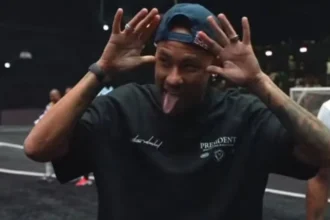 Neymar, fora da convocação da seleção brasileira, atua e marca