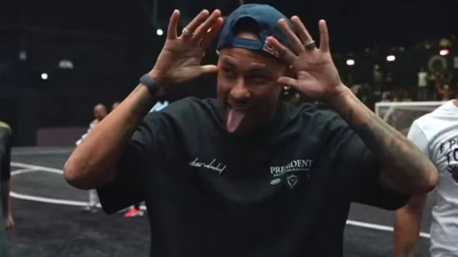 Neymar, fora da convocação da seleção brasileira, atua e marca