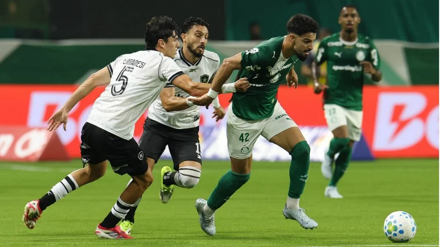 Palmeiras vence botafogo por 2 a 1, acende disputa pela