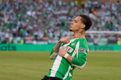 Antony sob os holofotes: atacante brasileiro busca virada épica para