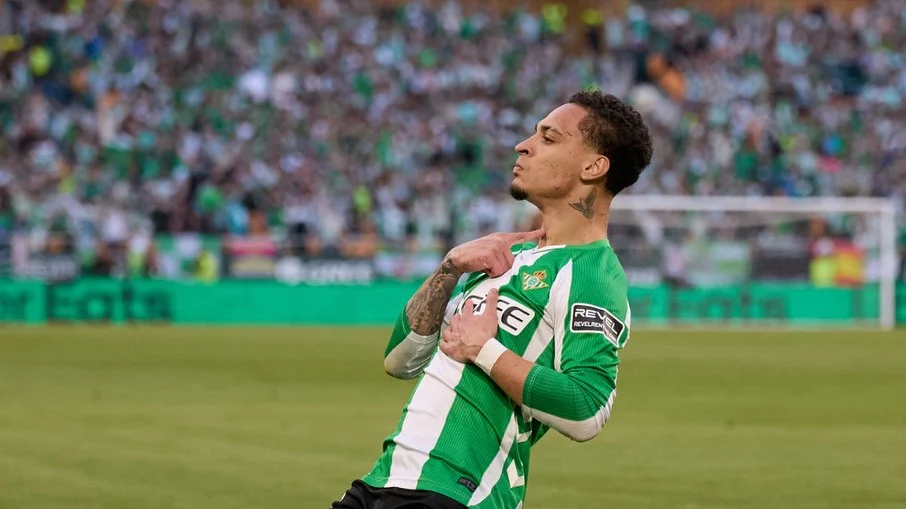 Antony sob os holofotes: atacante brasileiro busca virada épica para